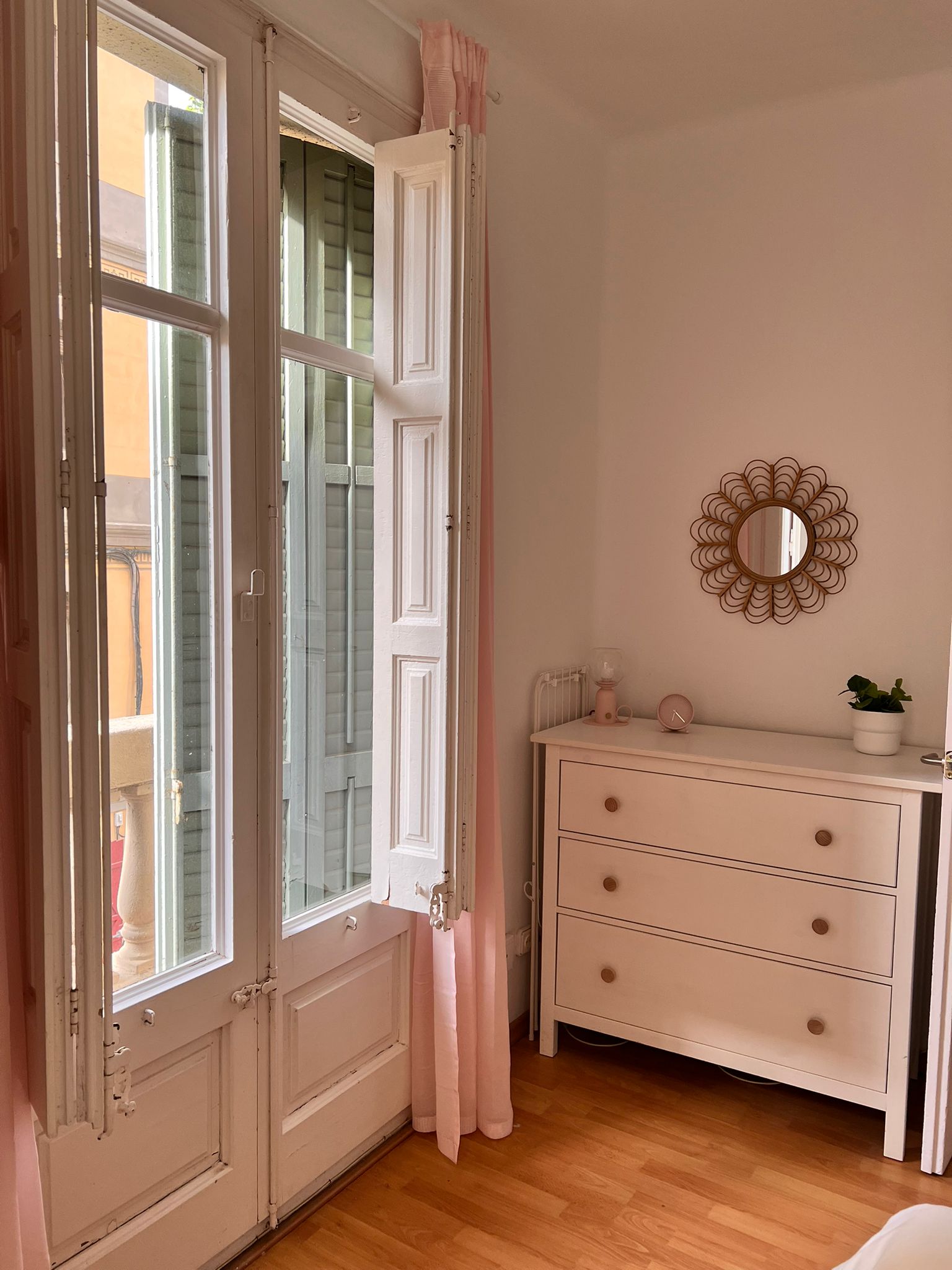 🪟 Cómoda con ventana